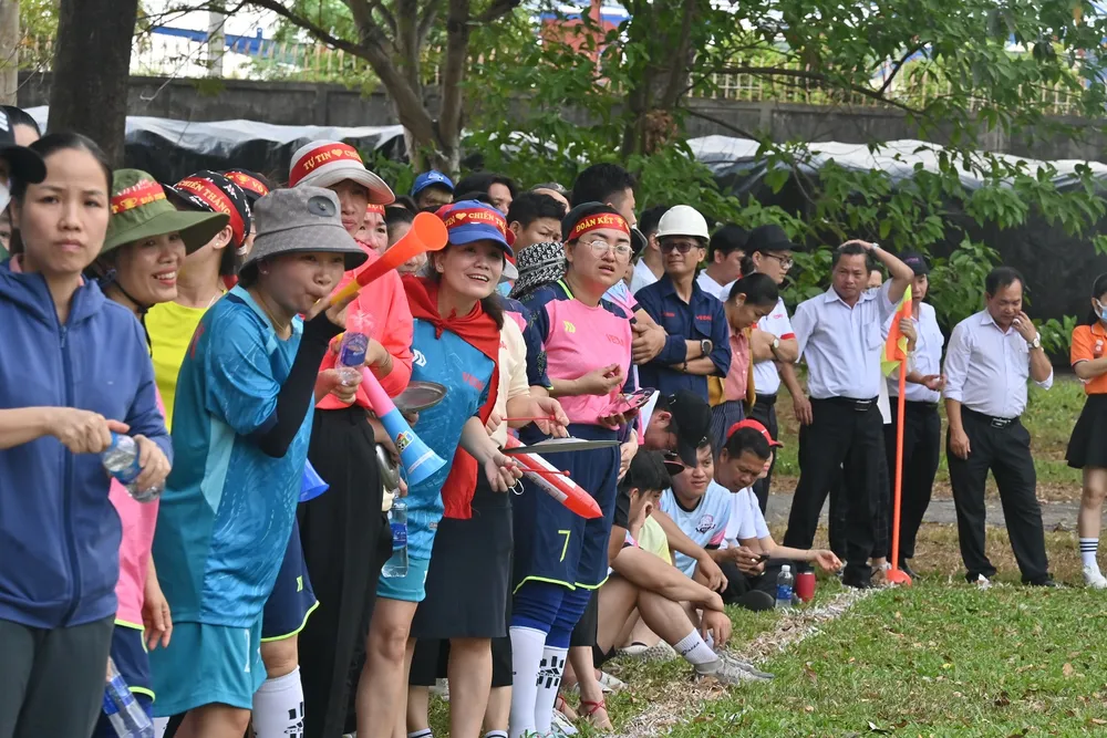 Cổ động viên reo hò cổ vũ cho đội bóng.JPG