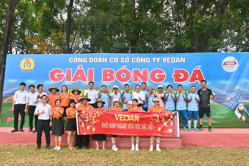 Ông Ni Chih Hao - Tổng Giám đốc Vedan Việt Nam trao giải cho đội giải nhất luân lưu.JPG