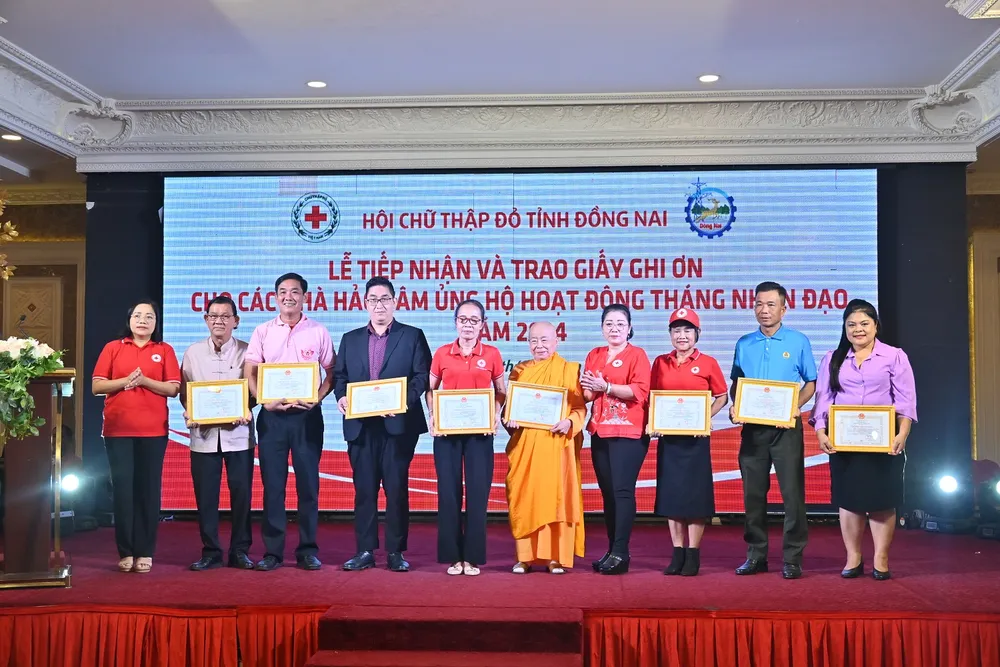 Bà Nguyễn Thu Thủy - Phó Giám đốc Đối ngoại (thứ 1 từ phải qua) đại diện Vedan Việt Nam nhận giấy khen tri ân của trung ương hội Chữ Thập Đỏ.JPG