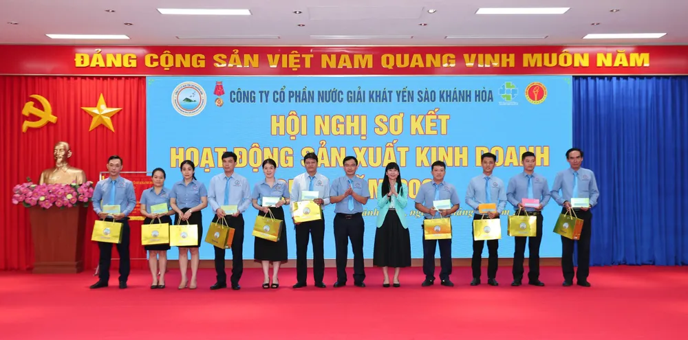 Trao thưởng cá nhân có thành tích xuất sắc trong hoạt động SXKD quý 1 2024.jpg