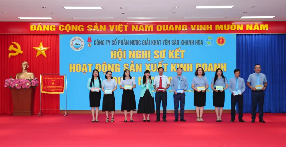 Trao thưởng tập thể có thành tích xuất sắc trong hoạt động SXKD quý 1 2024.jpg