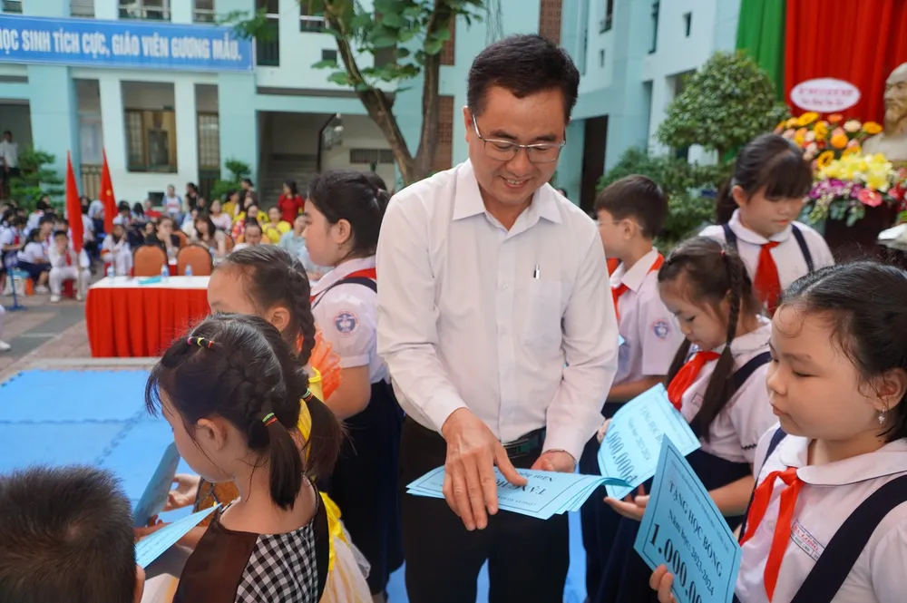 Ông Đoàn Văn Lộc, Phó Giám Công ty TNHH MTV Xổ số Kiến thiết tỉnh Bà Rịa - Vũng Tàu trao quà cho các em học sinh trường Tiểu học Hạ Long.JPG