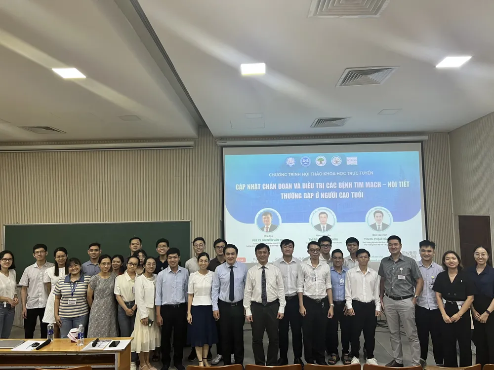 1.Các Qúi Thầy cô chụp lưu niệm cùng BTC.jpg