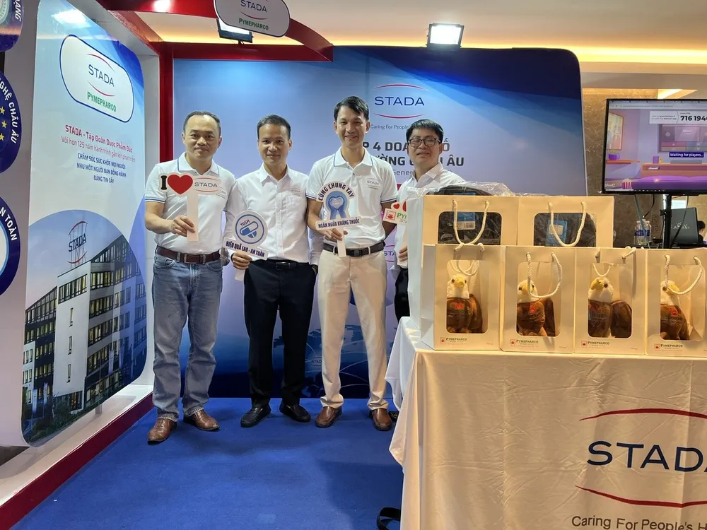 2.Đại biểu chụp ảnh lưu niệm cùng Stada Pymepharco.jpg