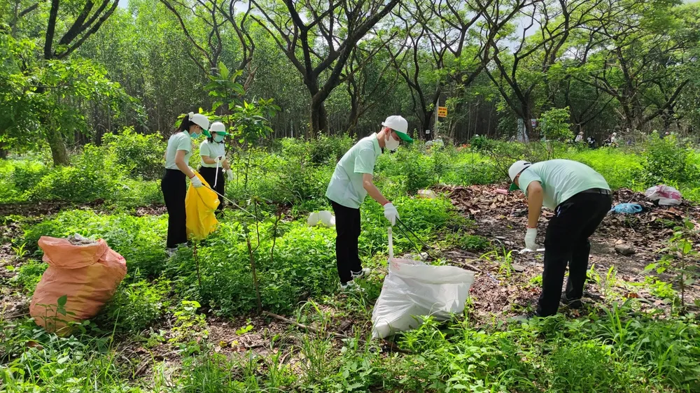 Tình nguyện viên vào sâu khu rừng để nhặt rác.jpg