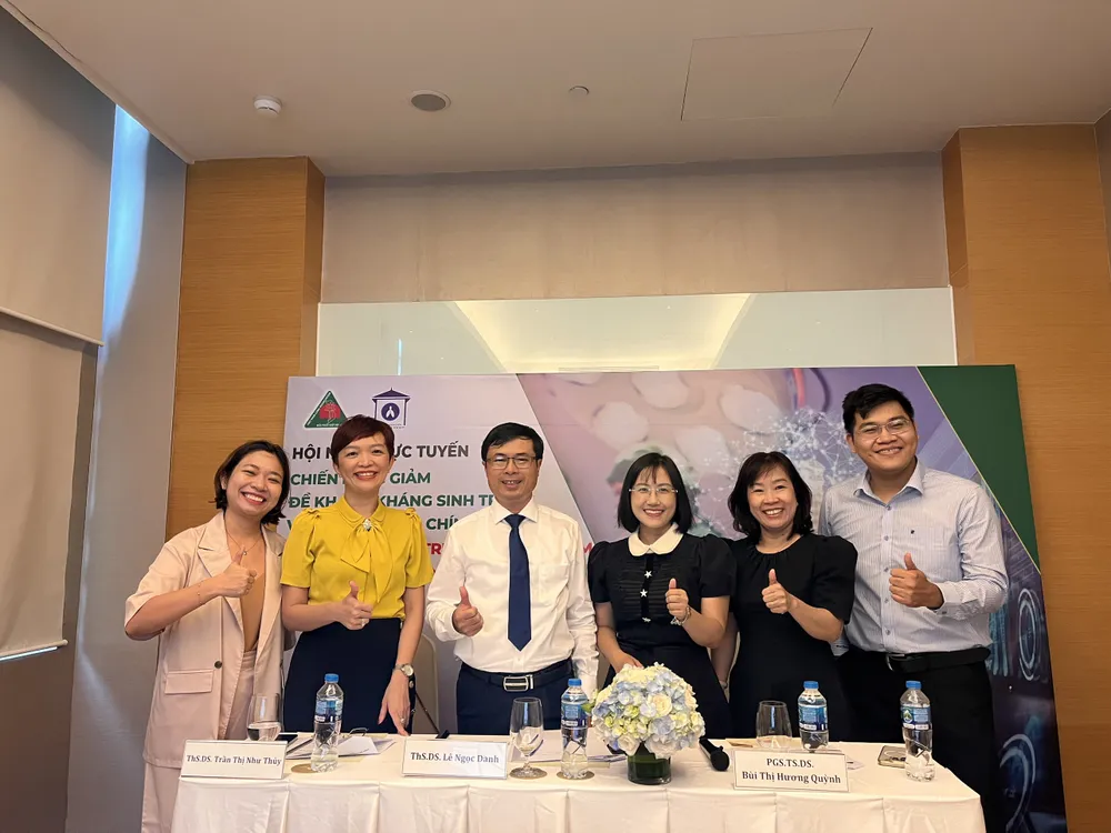 6. Đại diện Stada Pymepharco chụp ảnh lưu niệm với các Báo cáo viên.jpg