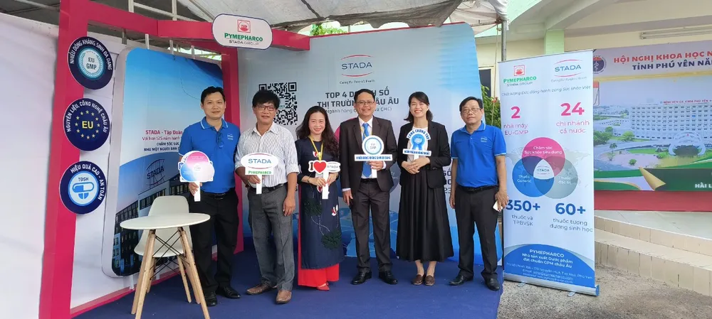 6. Khách mời chụp ảnh lưu niệm tại gian hàng Cty.jpg