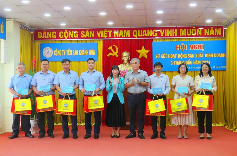 Khen-thuong-dv-SXKD-nhom-1_800_528.jpg
