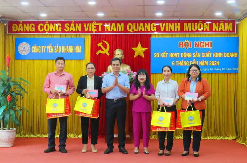 Khen-thuong-dv-SXKD-nhom-2_800_528.jpg