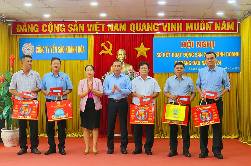 Khen-thuong-dv-SXKD-nhom-3_800_528.jpg