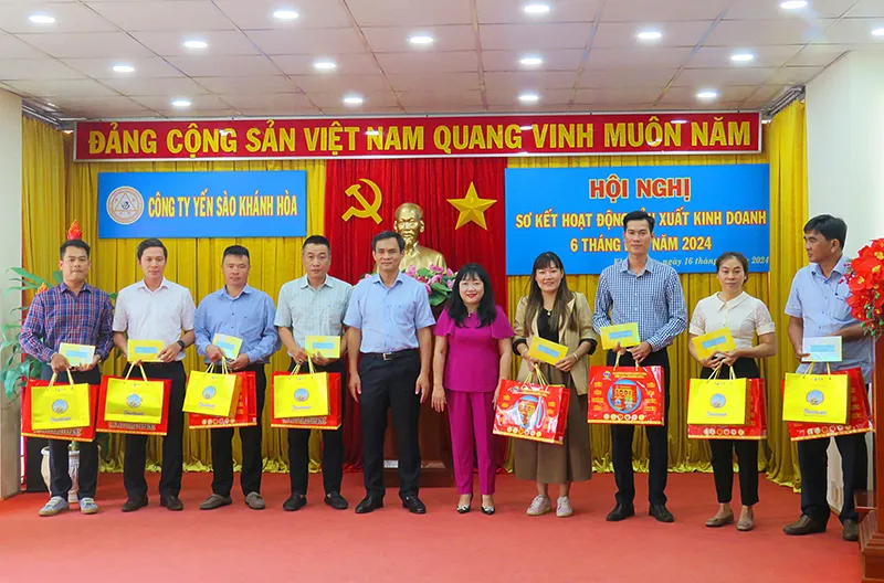 Khen-thuong-dv-SXKD-nhom-4_800_528.jpg