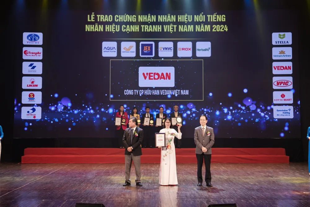 Bà Hà Thị Hòa Bình - Đại diện Vedan Việt Nam nhận chứng nhận “Top 10 nhãn hiệu nổi tiếng tại Việt Nam” từ ban tổ chức.jpg