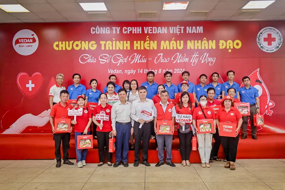 Vedan Việt Nam cùng các cán bộ Hội Chữ Thập Đỏ và y bác sĩ Bệnh viện Chợ Rẫy TPHCM.jpg