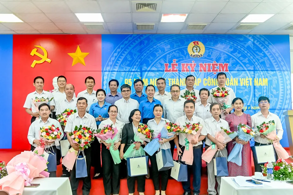 Lãnh đạo LĐLĐ huyện, Ban giám đốc công ty và BCH Công đoàn cùng chụp ảnh lưu niệm tại buổi lễ.jpg