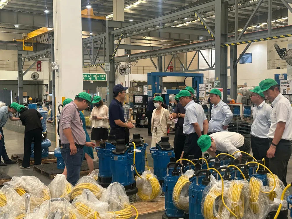 Các đại biểu tham quan quy trình sản xuất theo tiêu chuẩn Nhật Bản tại nhà máy Tsurumi Pump Việt Nam.jpg