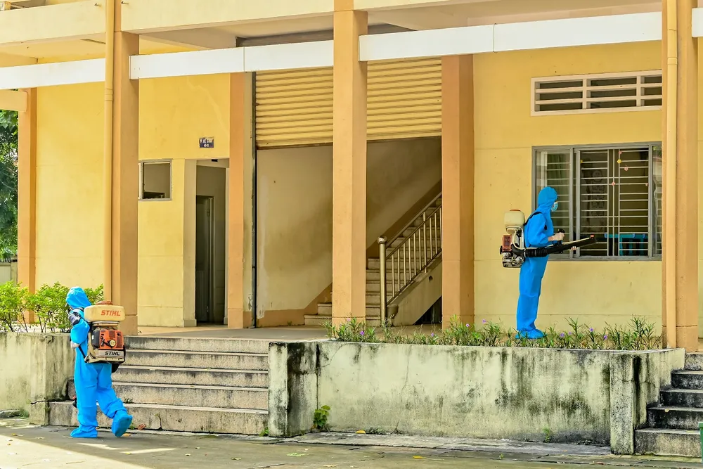 Đội ngũ trung tâm y tế dự phòng tác nghiệp tại trường tiểu học.jpg