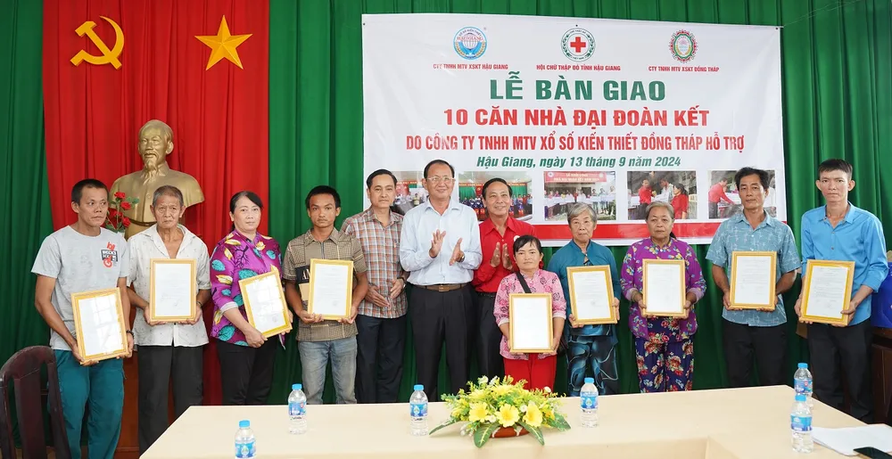 ông Lưu Hoàng Tân - Chủ tịch công ty TNHH MTV XSKT Đồng Tháp; ông Lê Văn Thắng - Phó Giám đốc phụ trách công ty TNHH MTV XSKT Hậu Giang trao giấy chứng nhận Nhà cho các hộ nghèo, cần nghèo.jpg