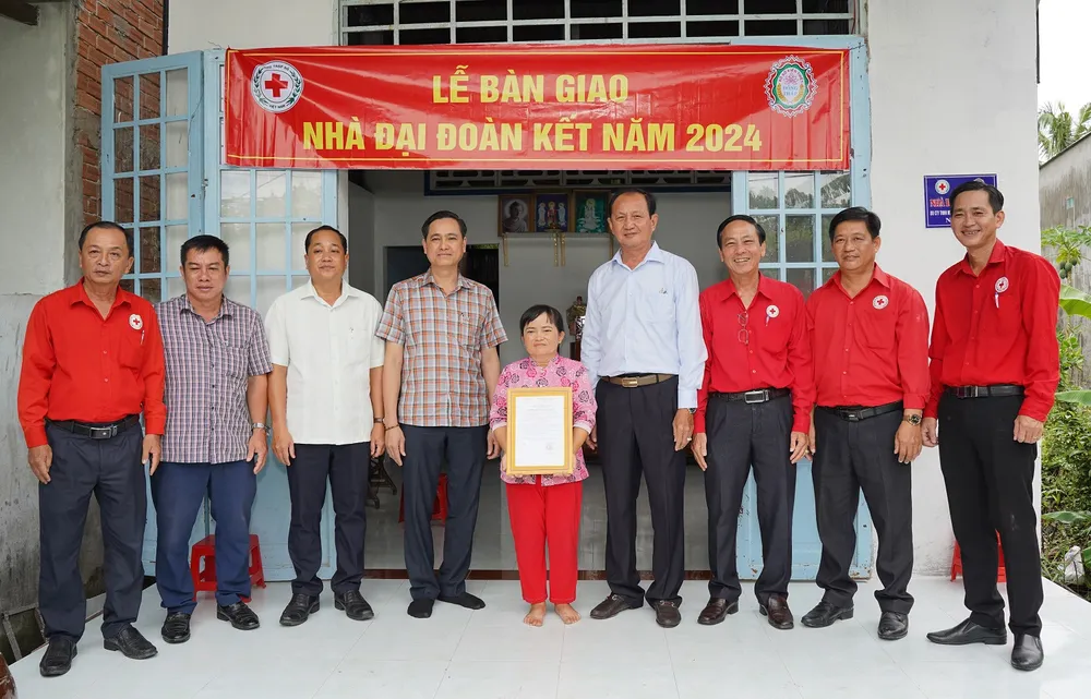 ông Lưu Hoàng Tân - Chủ tịch công ty TNHH MTV XSKT Đồng Tháp; ông Lê Văn Thắng - Phó Giám đốc phụ trách công ty TNHH MTV XSKT Hậu Giang trao nhà cho hộ nghèo, cận nghèo.JPG