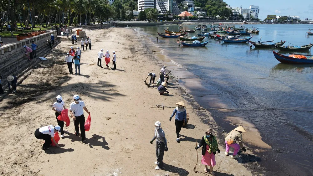 TNV dọn rác ngoài bãi biển, trả lại môi trường xanh - sạch- đẹp.JPG