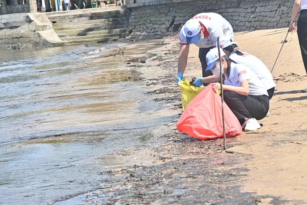 TNV dọn rác ngoài bãi biển, trả lại môi trường xanh - sạch- đẹp (2).JPG.JPG