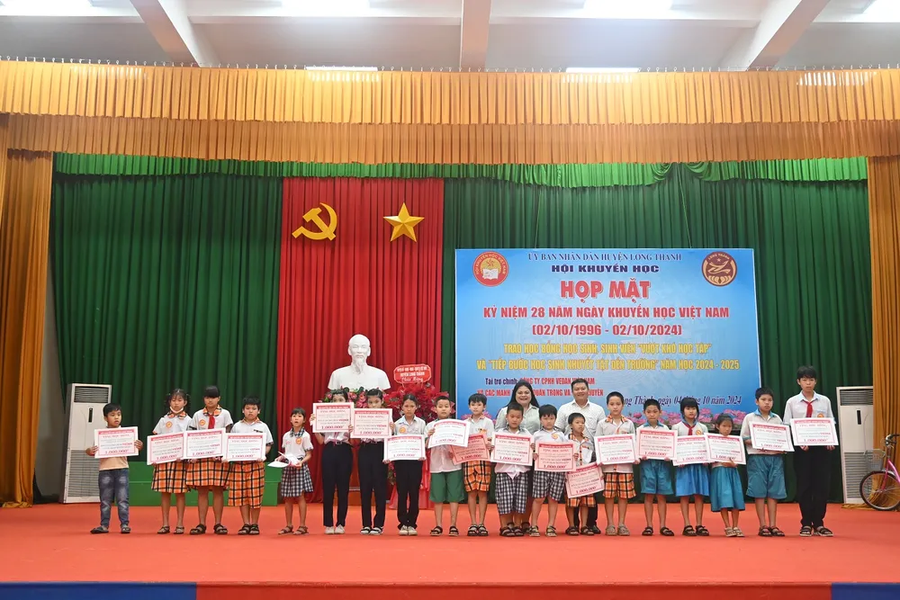Bà Nguyễn Thu Thủy - Phó Giám đốc đối ngoại Vedan Việt Nam trao học bổng cho các em học sinh tại huyện Long Thành.JPG
