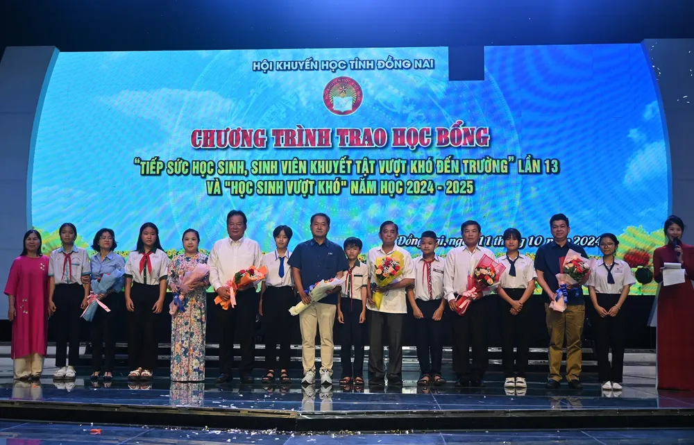 Ông Hwang Fa Jane - Chuyên viên thâm niên cao cấp Vedan Việt Nam ( thứ 6 trái qua ) tại buổi lễ trao học bổng cho các em học sinh tại Đồng Nai.JPG