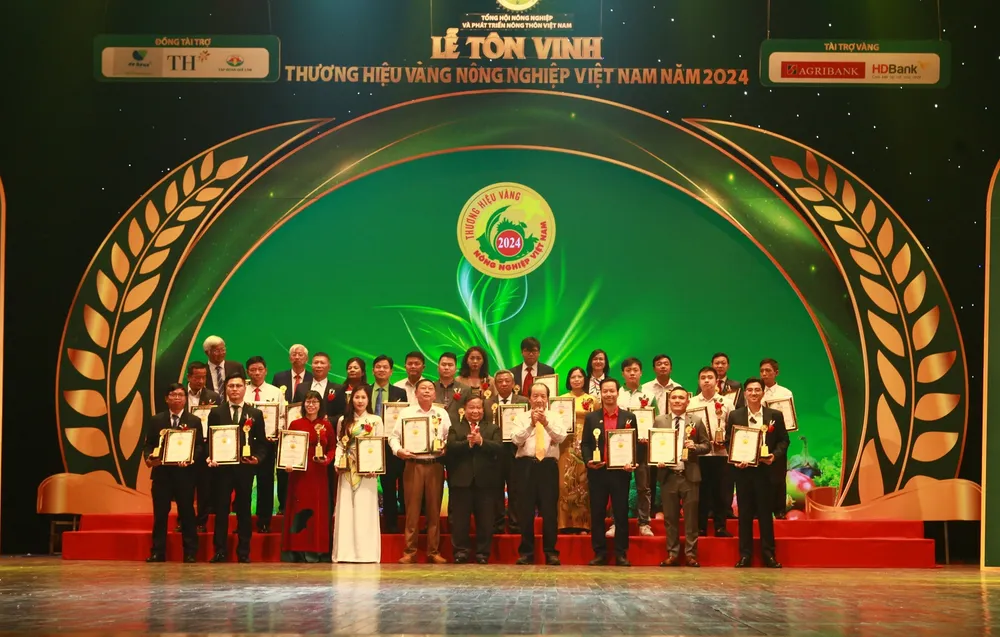 Lãnh đạo Tổng hội Nông nghiệp và Phát triển nông thôn Việt Nam, Hội Nông dân Việt Nam chụp ảnh cùng các doanh nghiệp tại lễ tôn vinh.jpg