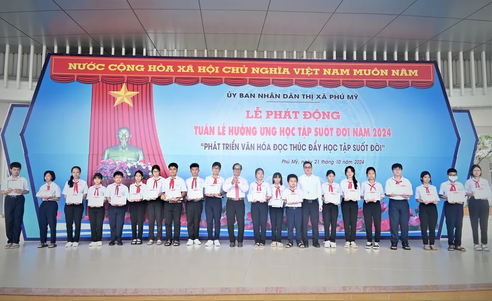 Đại diện Công ty Vedan Việt Nam  trao tặng học bổng đến các em học sinh tại thị xã Phú Mỹ, tỉnh BRVT.JPG