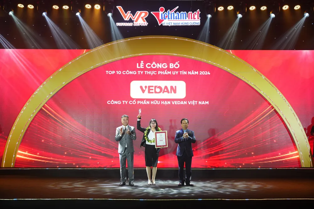Bà Hà Thị Hòa Bình - Đại diện Vedan Việt Nam nhận chứng nhận Top 10 Công ty thực phẩm uy tín năm 2024.JPG