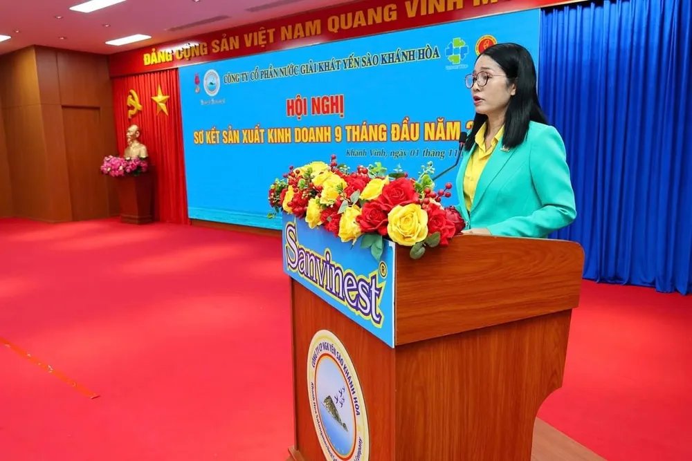 Đồng chí Phan Thị Giang, Tổng Giám đốc Công ty báo cáo sơ kết hoạt động 9 tháng đầu năm và phương hướng hoàn thành kế hoạch 2024.jpg