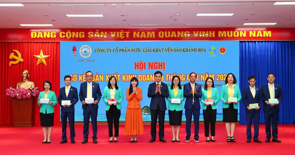 Trao thưởng cho tập thể có thành tích xuất sắc nhiệm vụ công tác quý 3-2024.JPG