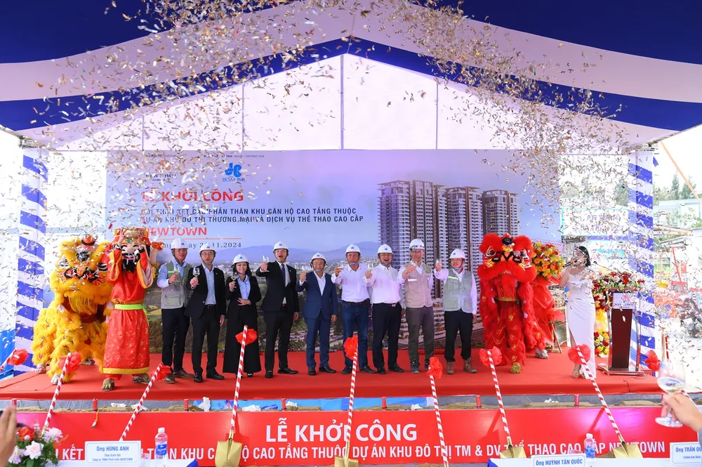 Nâng ly chúc mừng.jpeg