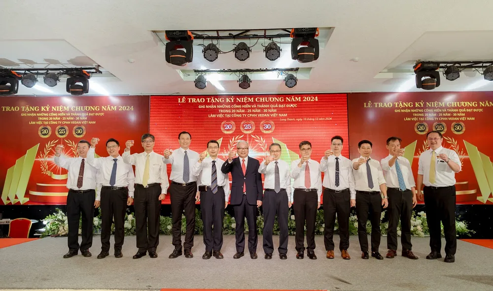 Ban giám đốc công ty gửi lời chúc mừng đến toàn thể CBCNV có thâm niên 20-25-30 năm.JPG