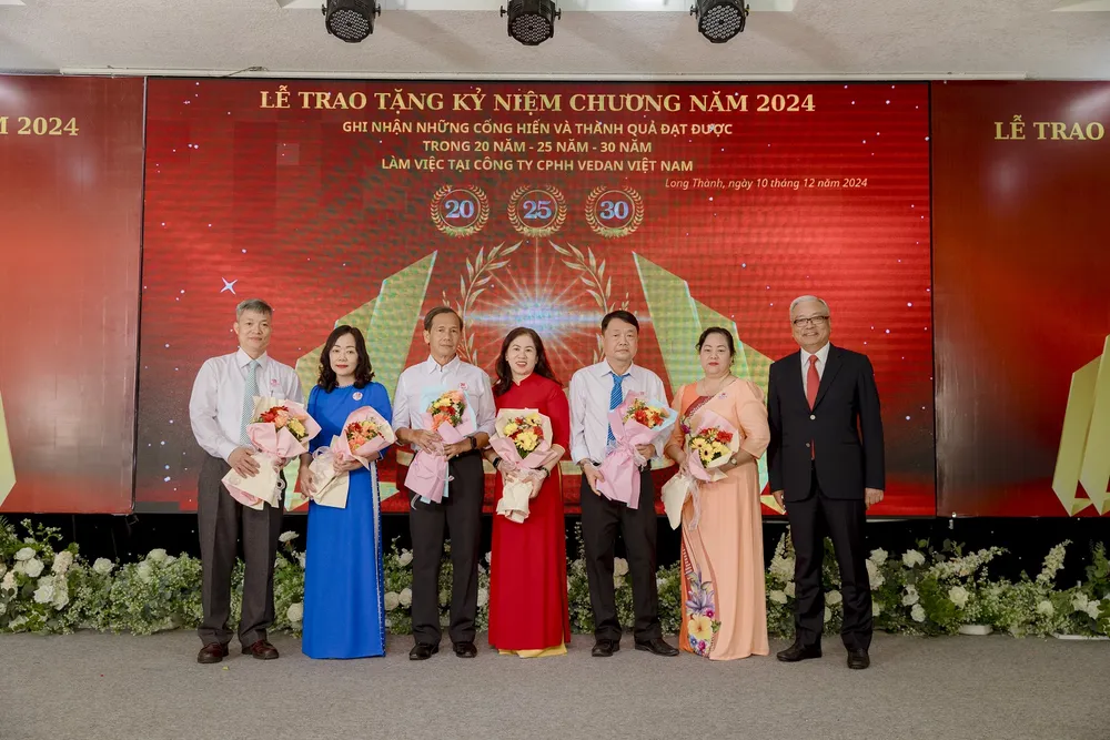 Phó Chủ tịch Vedan Việt Nam -  ông Yang Kun Hsiang chúc mừng các gia đình cùng làm việc tại Vedan Việt Nam hơn 30 năm.JPG