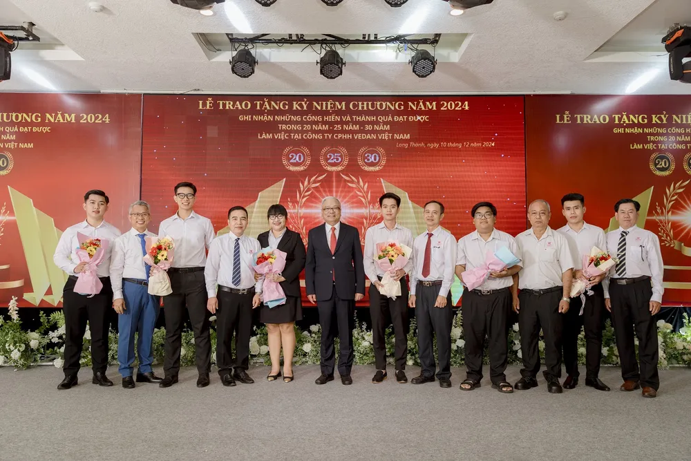 Phó Chủ tịch Vedan Việt Nam -  ông Yang Kun Hsiang chụp ảnh cùng nhân viên thế hệ thứ 2 làm việc tại Vedan Việt Nam.JPG