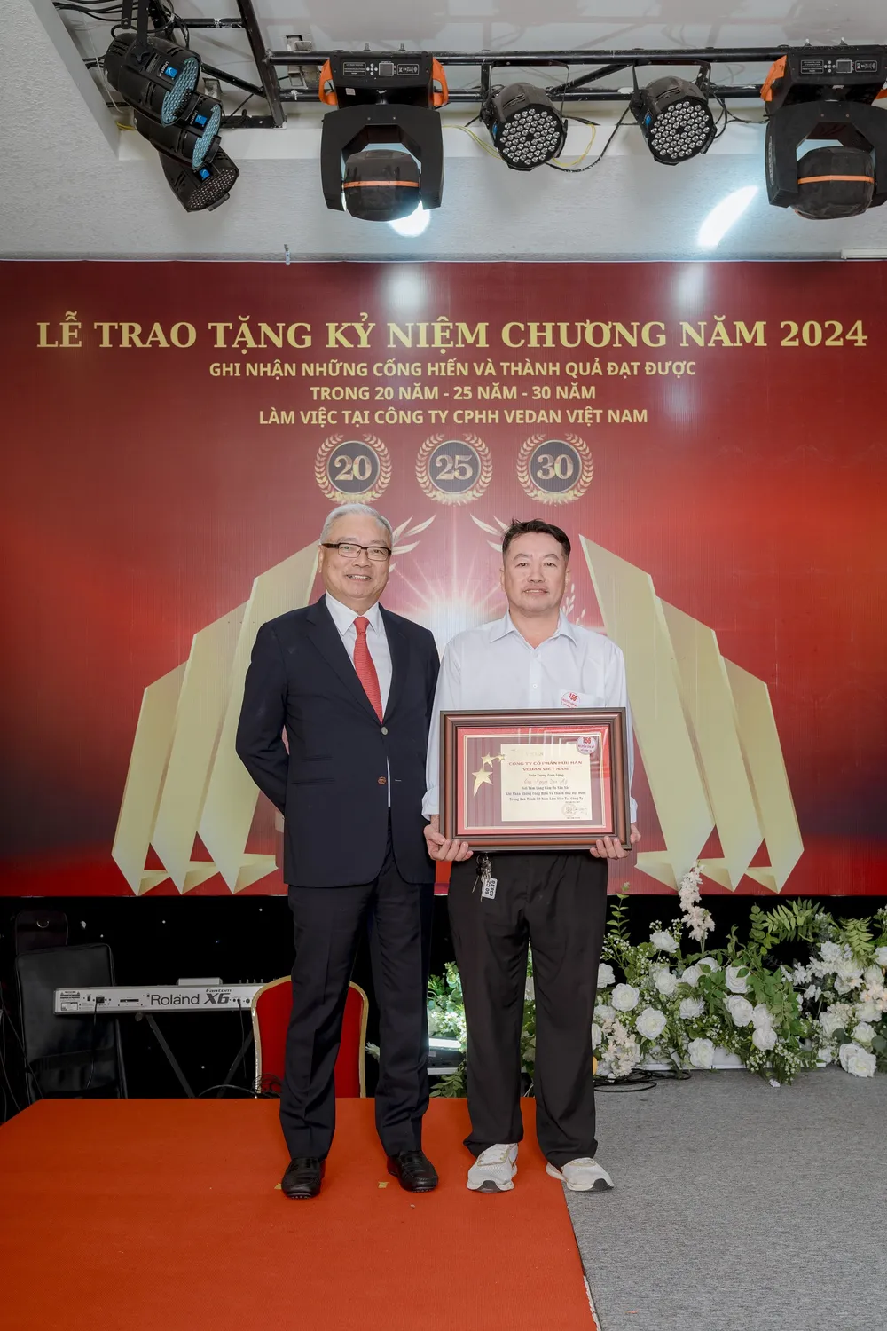 Phó Chủ tịch Vedan Việt Nam -  ông Yang Kun Hsiang trao KNC cho nhân viên 30 năm.JPG