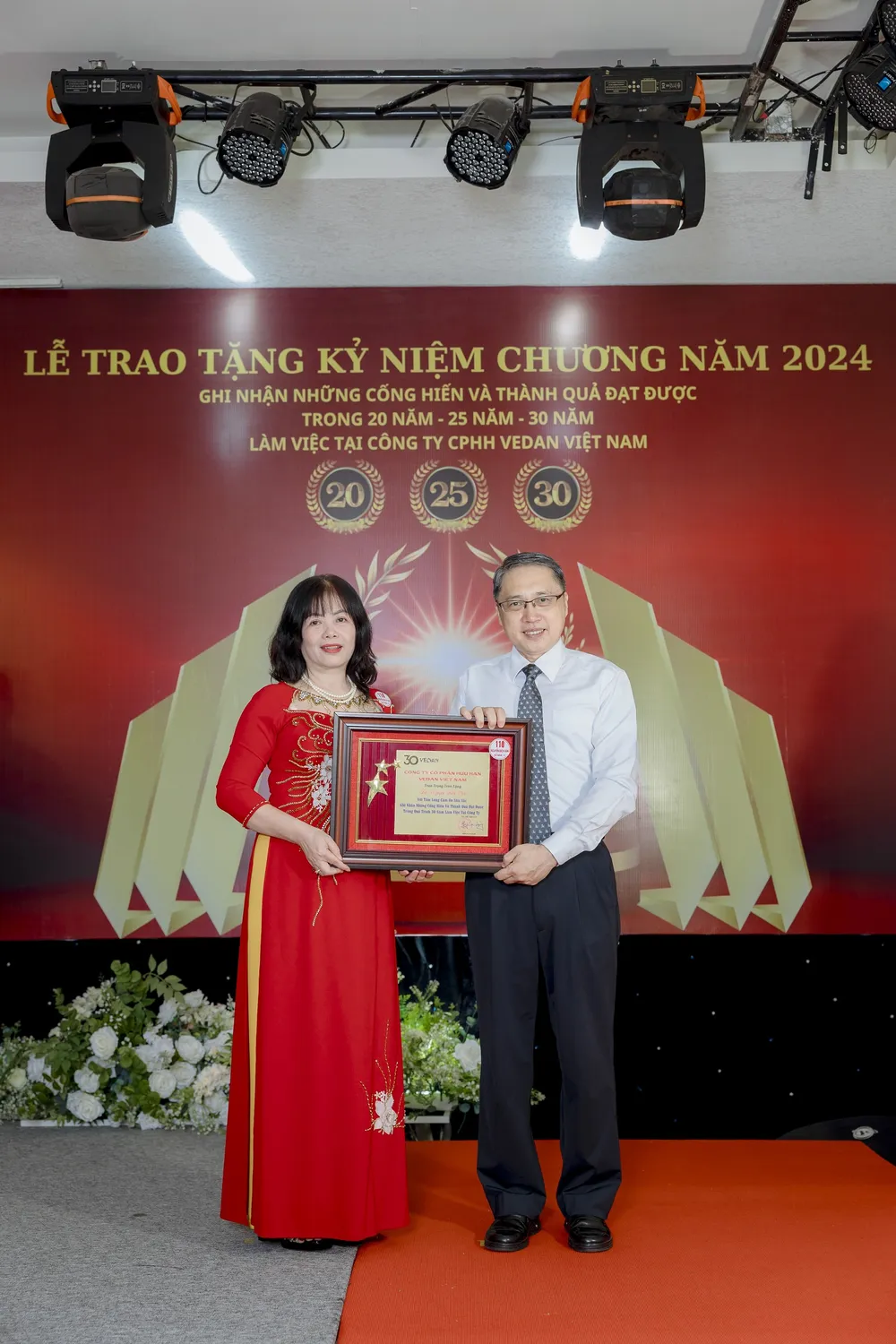 Tổng Giám đốc Vedan Việt Nam - Ông Ni Chih Hao trao tặng KNC đến nhân viên 30 năm.JPG