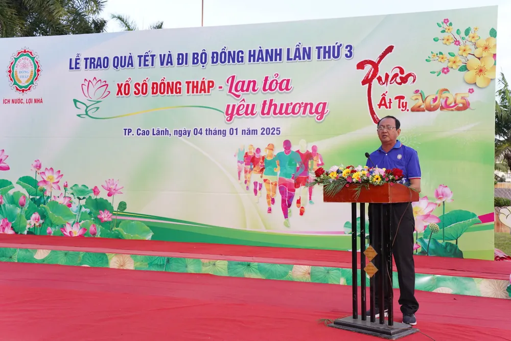 Ông Lưu Hoàng Tân-Chủ tịch Công ty XSKT Đồng Tháp phát biểu khai mạc hoạt động đi bộ đồng hành.JPG