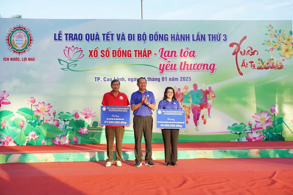 Ông Lưu Hoàng Tân-Chủ tịch Công ty XSKT Đồng Tháp trao bảng tài trợ đến Hội Chữ đỏ và Quỹ Đền ơn đáp nghĩa và Bảo trợ Trẻ em Tỉnh Đồng Tháp.JPG