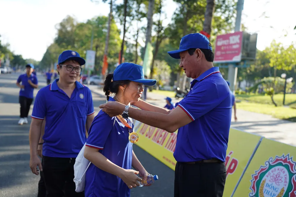 Phát huy chương cho các VĐV hoàn thành đợt đi bộ đồng hành.JPG