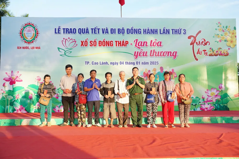 Trao quả cho các người bán vé số dạo trong Tỉnh.JPG