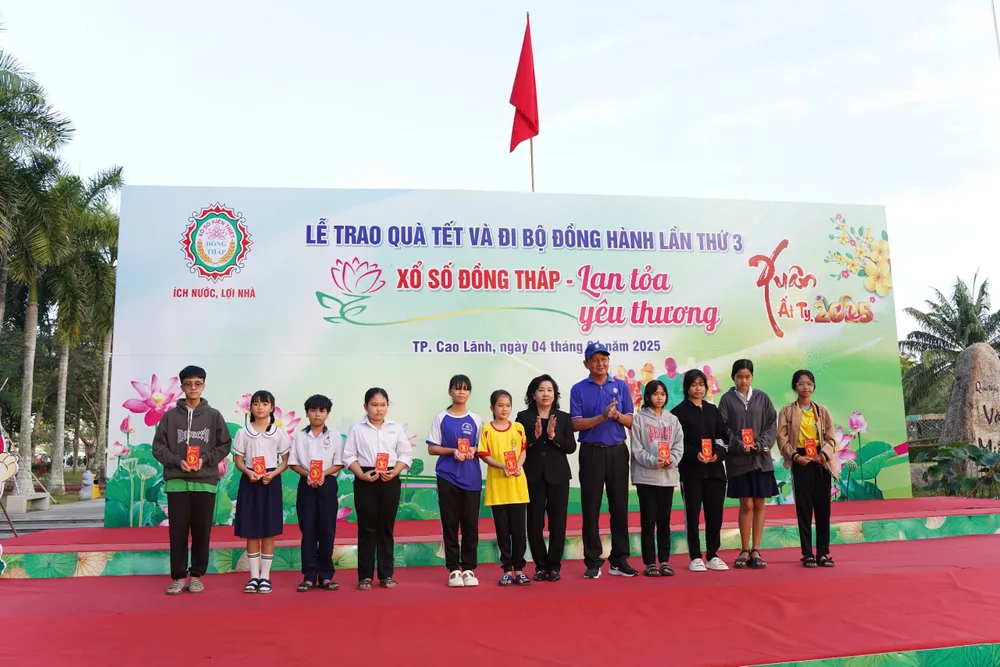 Trao quà cho các trẻ em có hoàn cảnh khó khăn trên địa bàn tỉnh.JPG