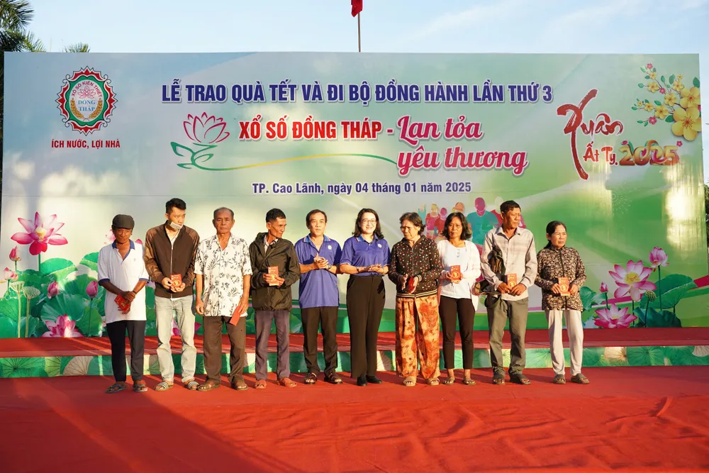 Trao quà cho người bàn vé số dạo trong Tỉnh.JPG