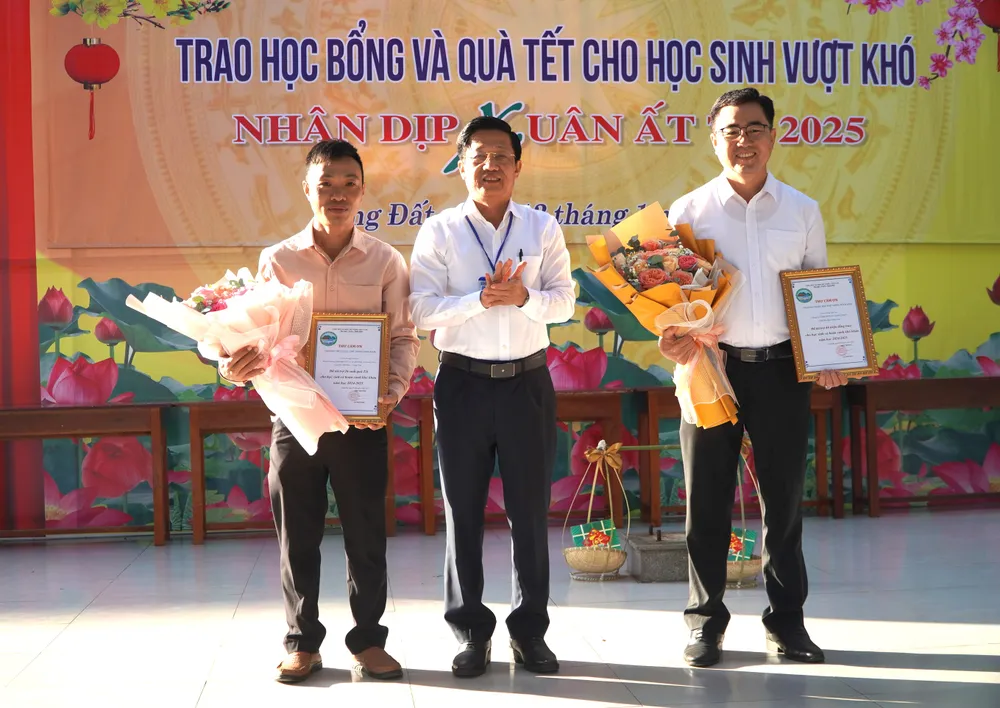 Lãnh đạo Trường THPT Minh Đạm trao thư, hoa cảm ơnCông ty TNHH MTV Xổ số kiến thiết Bà Rịa - Vũng Tàu và mạnh thường quân.JPG