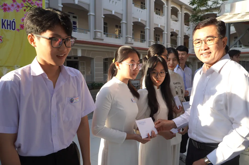 Ông Đoàn Văn Lộc, Phó Giám đốc Công ty TNHH MTV Xổ số kiến thiết Bà Rịa - Vũng Tàu trao học bổng cho học sinh vượt khó Trường THPT Minh Đạm (2).JPG