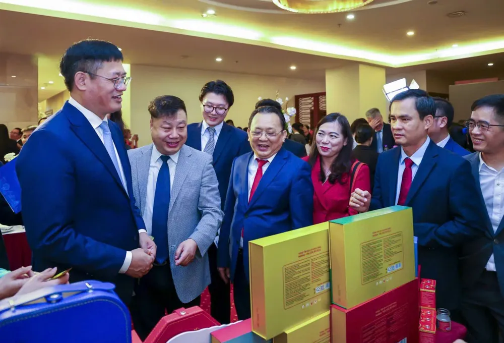 Các doanh nghiệp Trung Quốc tham quan gian hàng Yến sào Khánh Hòa.jpg