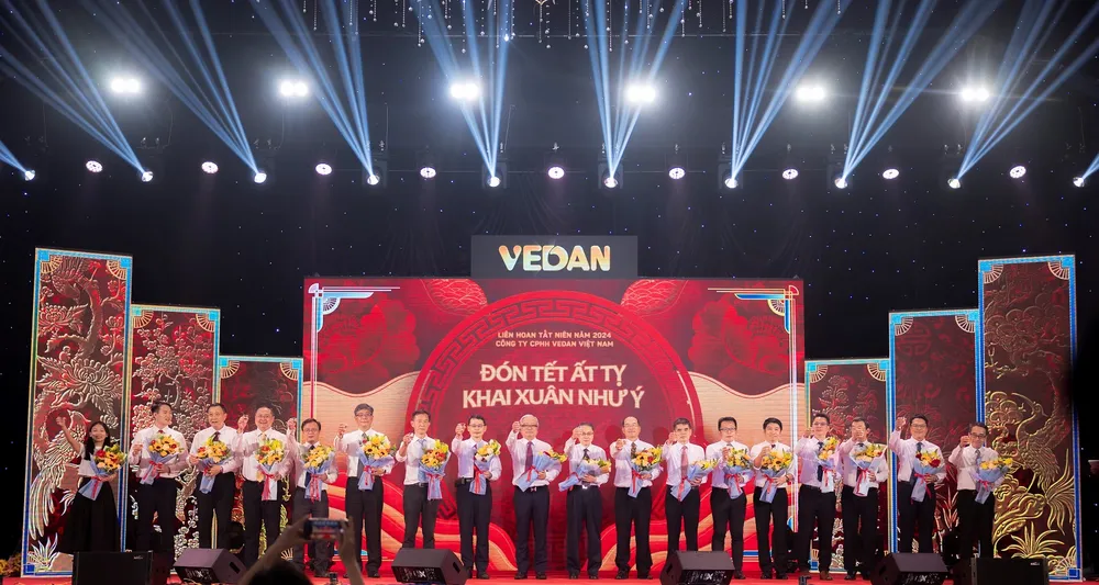 Ban lãnh đạo công ty cùng nâng ly chúc mừng buổi tiệc.jpg