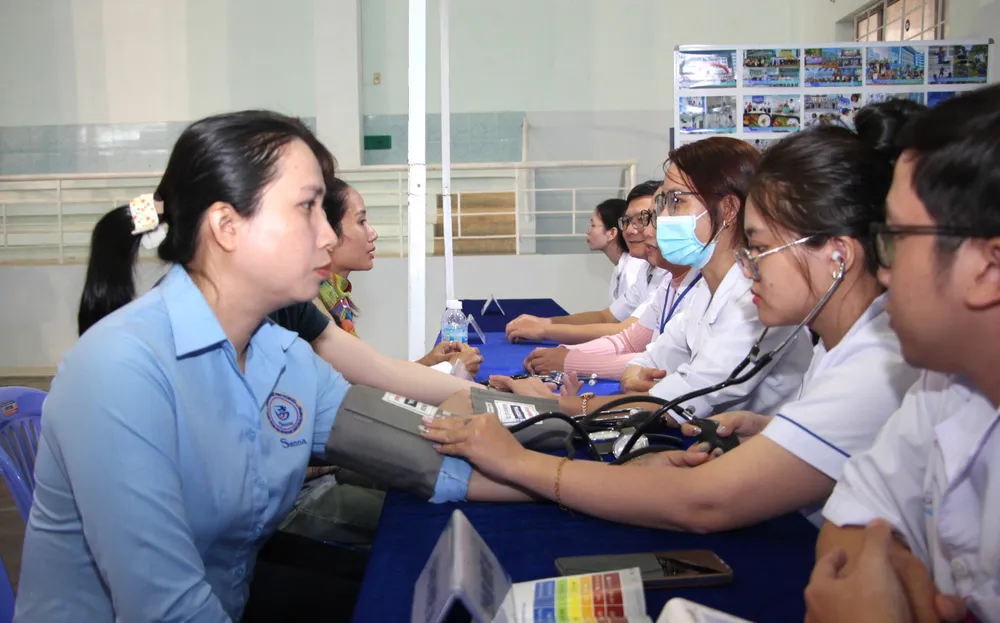 Người lao động được khám, tư vấn sức khỏe miễn phí.JPEG