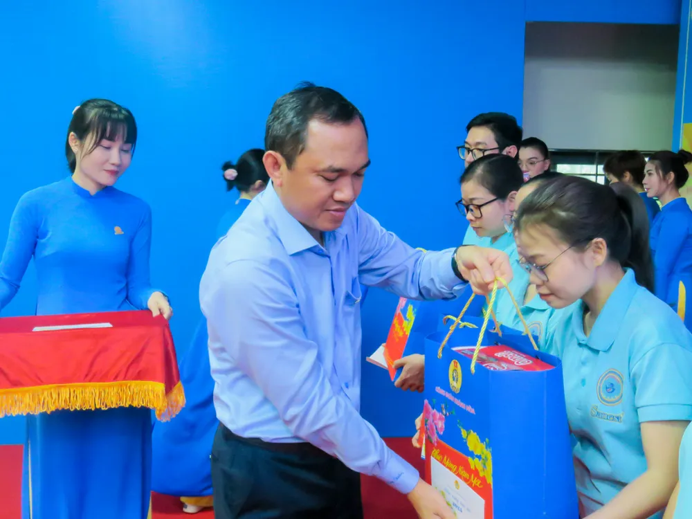 Ông Lê Đức Tiến - Phó Tổng Giám đốc Công ty Yến sào Khánh Hòa trao quà cho người lao động khó khăn.JPEG