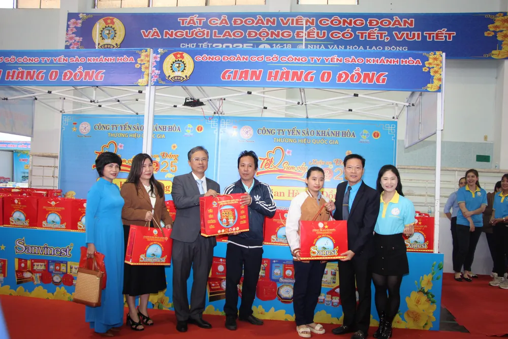 Ông Trần Hòa Nam và lãnh đạo Liên đoàn Lao động tỉnh tham quan và trao quà Tết tại gian hàng 0 đồng của Công đoàn cơ sở Công ty TNHH Nhà nước MTV Yến sào Khánh Hòa..JPEG